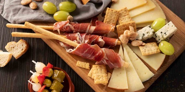 Preparación de una tabla de embutidos perfecta para Navidades 